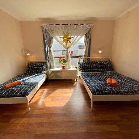 Вилла Entire Hume House Мельбурн Экстерьер фото