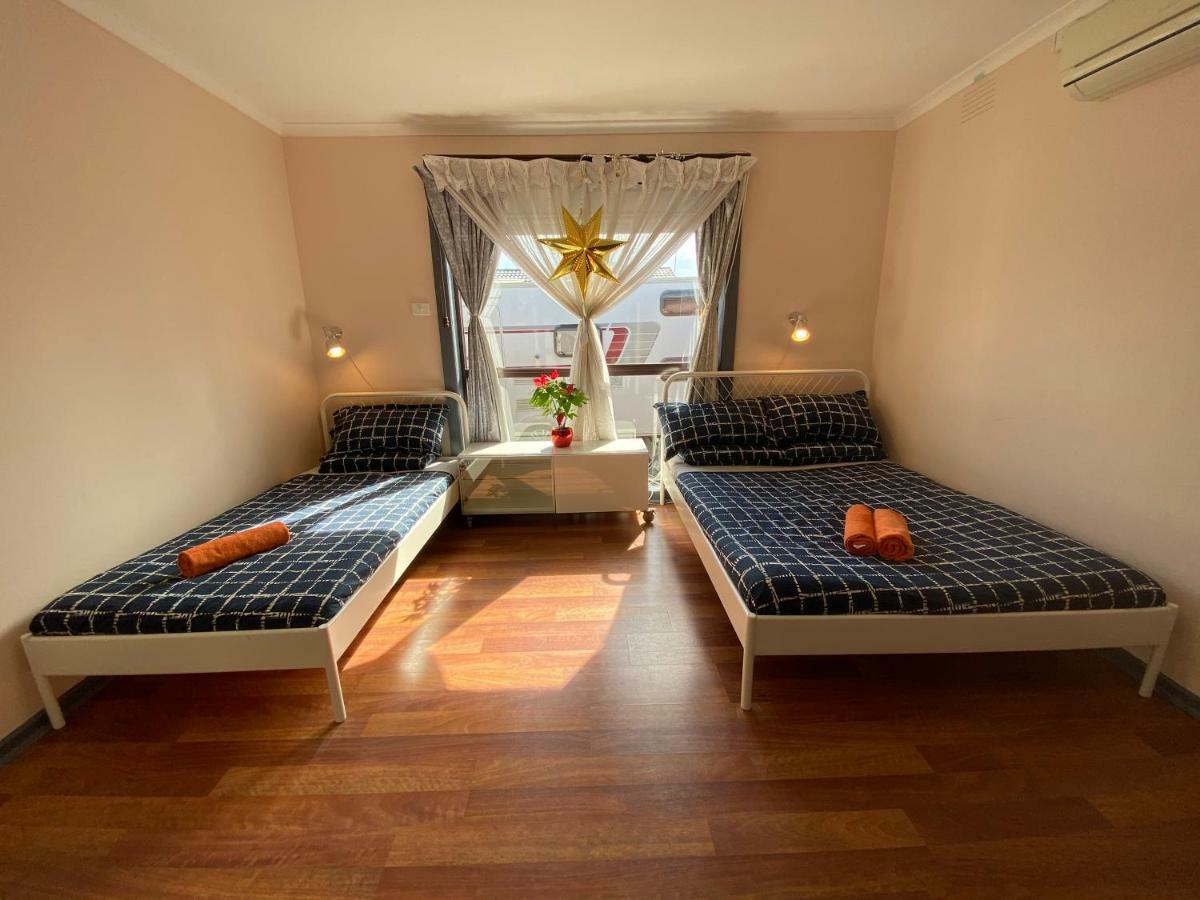 Вилла Entire Hume House Мельбурн Экстерьер фото