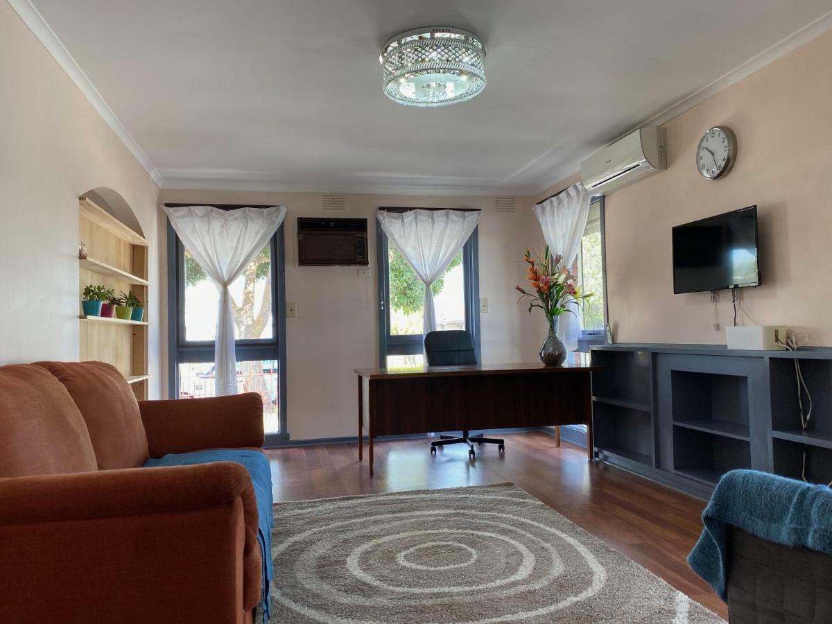 Вилла Entire Hume House Мельбурн Экстерьер фото